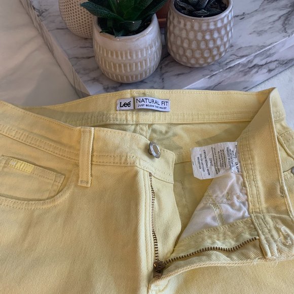 Lee - Natural Fit - Yellow Cropped Jeans - Size 6M - Just Below the Waist - Picture 2 of 4